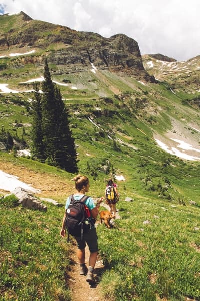 Skiing women